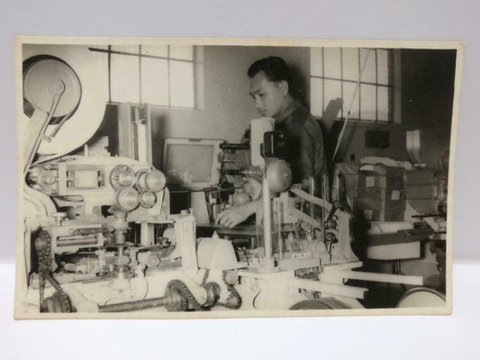 Vintage Asian Chinese Man Working In Factory Machinery Portrait B&W Photo (P383)