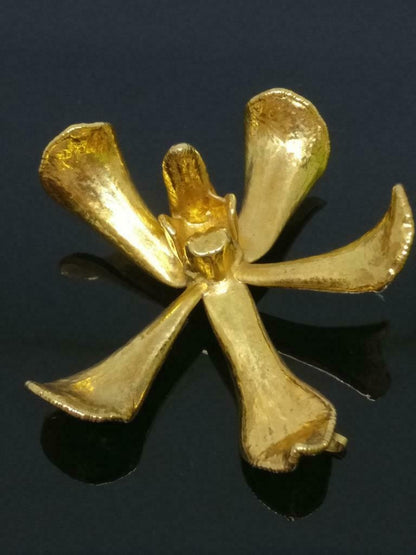 CJ888 Vintage Singapore RSIS Orchid Flower Gold Tone Ladies Pendant F/S (J826)