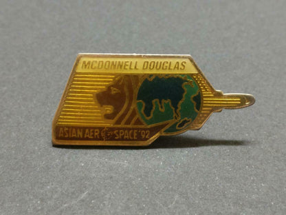LP888 1992 Asian Singapore Aerospace USA McDonnell Douglas Aircraft Pin Badge F/S B933