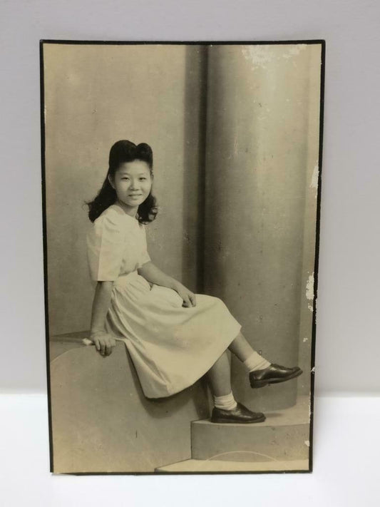 1940 Vtg Asian Chinese Pretty Lady Crossed Legs Long Hair Studio B&W Photo P423