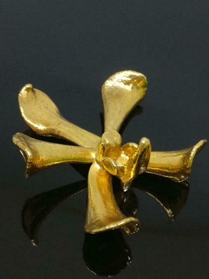 CJ888 Vintage Singapore RSIS Orchid Flower Gold Tone Ladies Pendant F/S (J826)