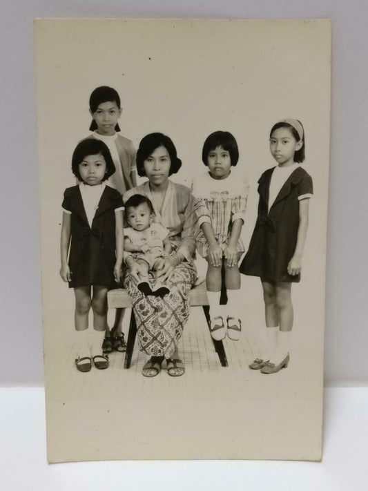 Vintage Asian Malay Family Mother & Kids Children Portrait Studio B&W Photo P415